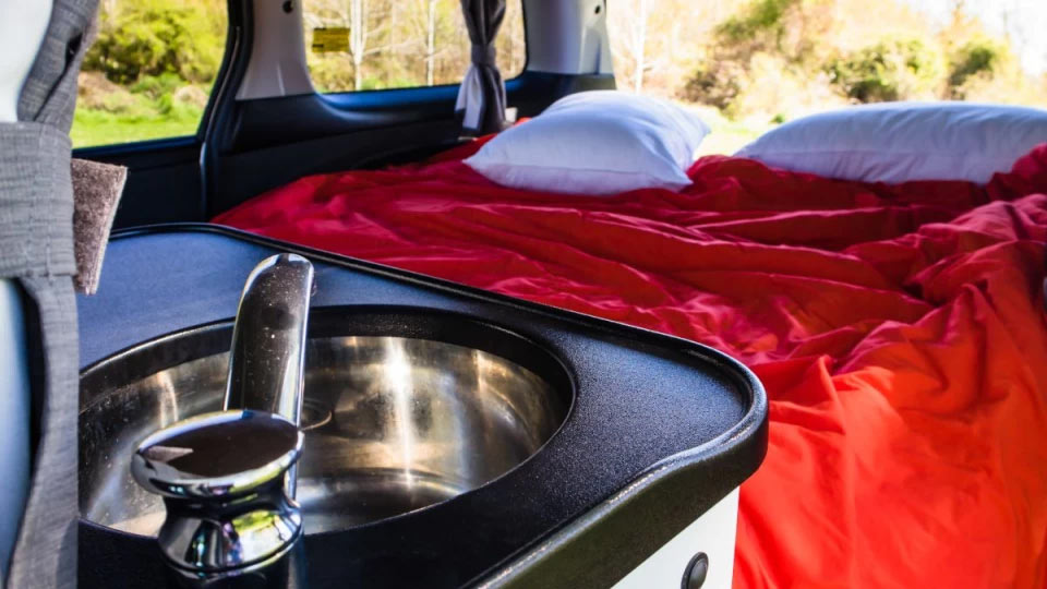 Inside-self-contained-campervan-bed-set-up__FocusFillWzk2MCw1NDAsInkiLDUwXQwp.jpg